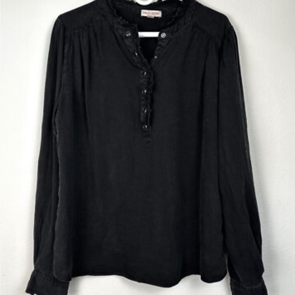 Knox Rose Pop Over Head, Ruffle Trim in Front.
Sz L
Very Good Condition